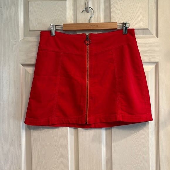 Forever 21 brand size 30 red miniskirt with zipper closure in front - Picture 1 of 4